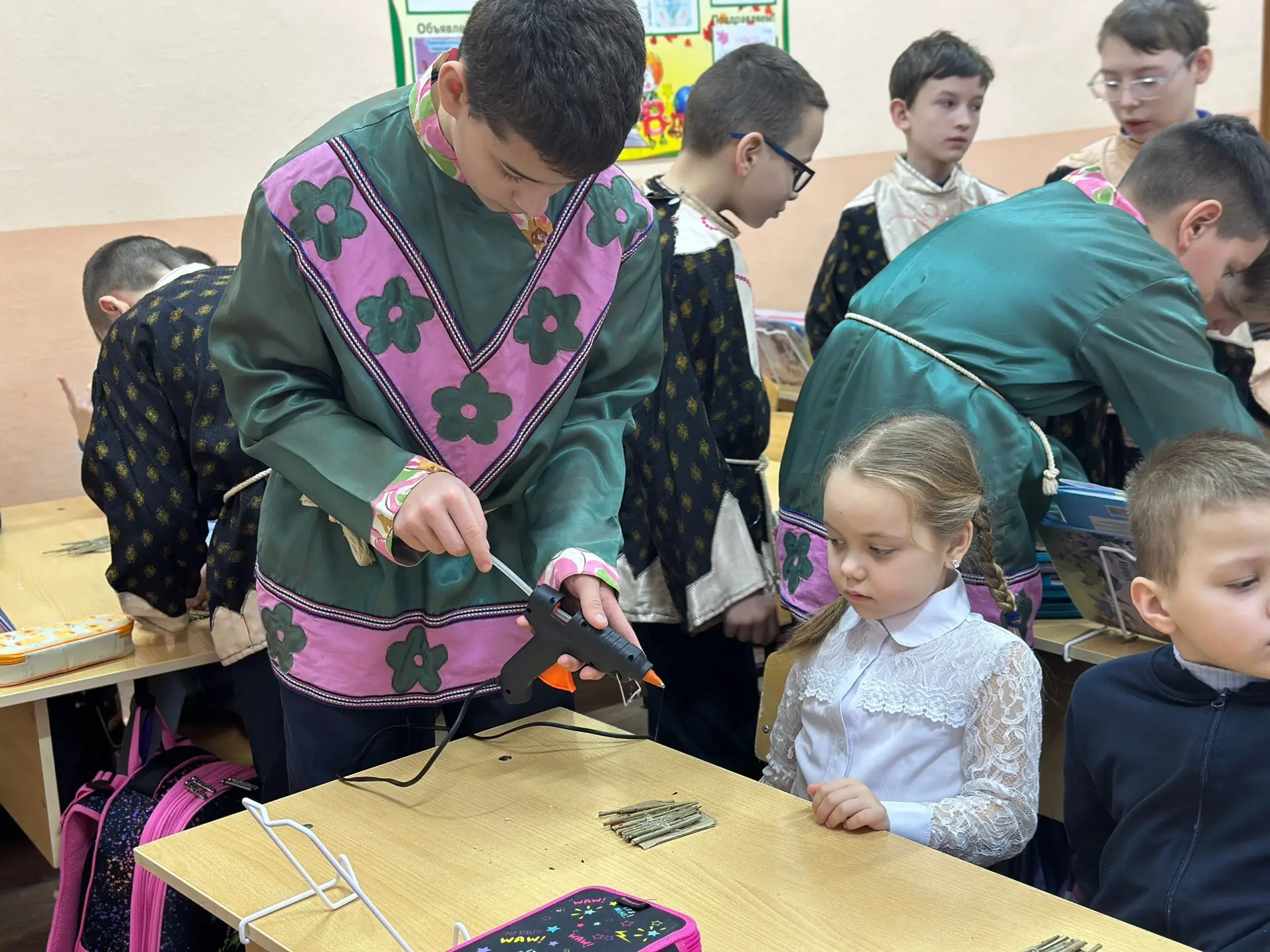 👩‍🔧Мастерская дружбы: старшие помогают младшим  На прошлой неделе наши пятиклассники приняли участие