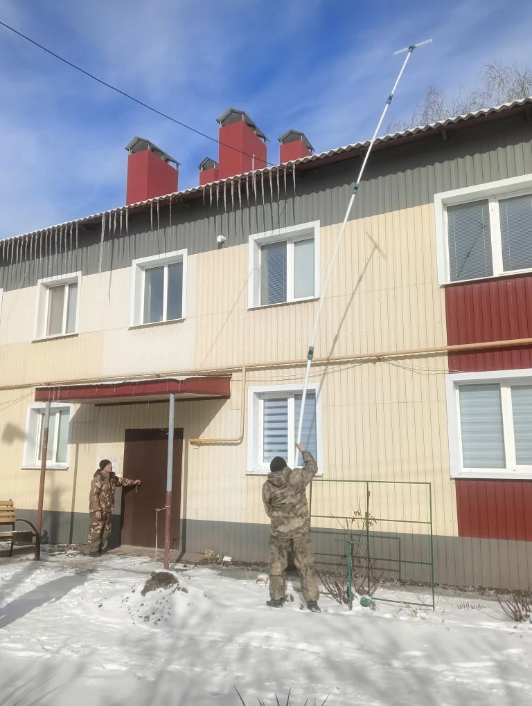 Сбивание сосулек с крыш МКД.