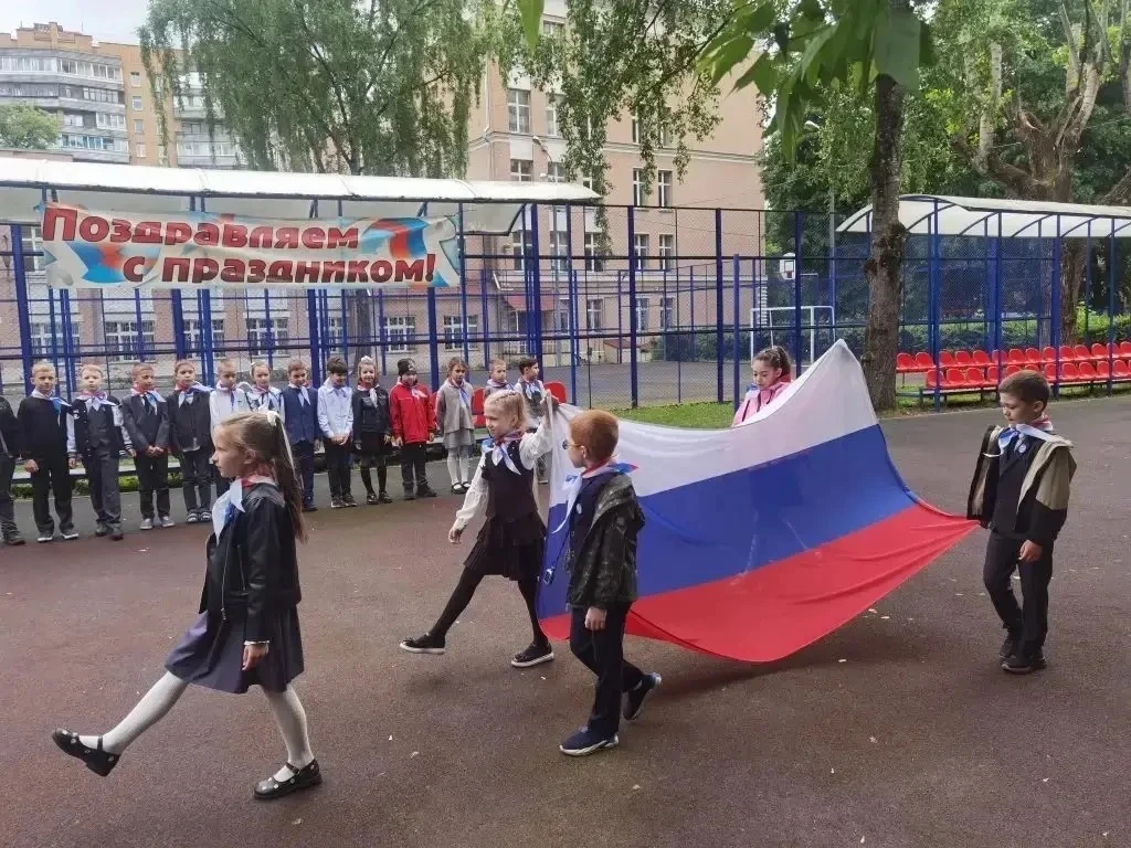 🇷🇺По неизменной традиции последняя учебная неделя в нашей школе началась с торжественной церемонии в