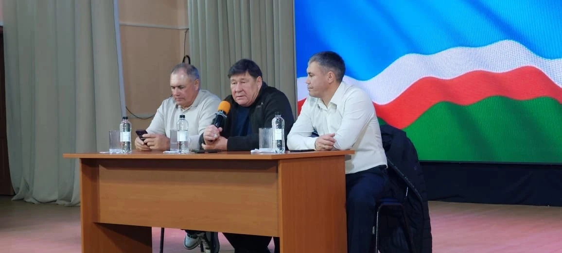 Глава Усть-Майского района и народный депутат Якутии провели встречу с жителями поселка...