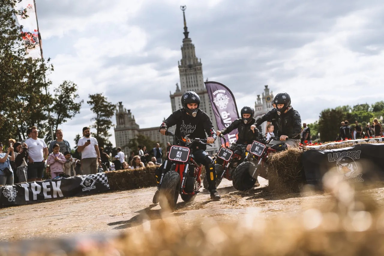 На таких кадрах особенно хорошо видно, за что люди любят FLAT TRACK на минибайках Lucky...