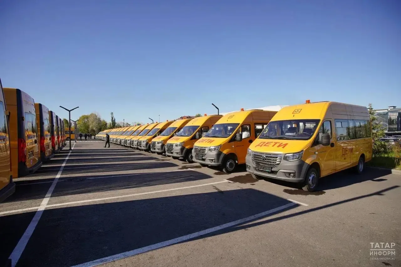 🚌 Рустам Минниханов передал районам Татарстана 59 новых школьных автобусов