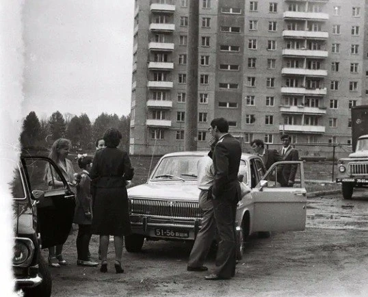 На улице Авроры — праздник свадьбы прямо около учреждения, занимающегося воспитанием де...