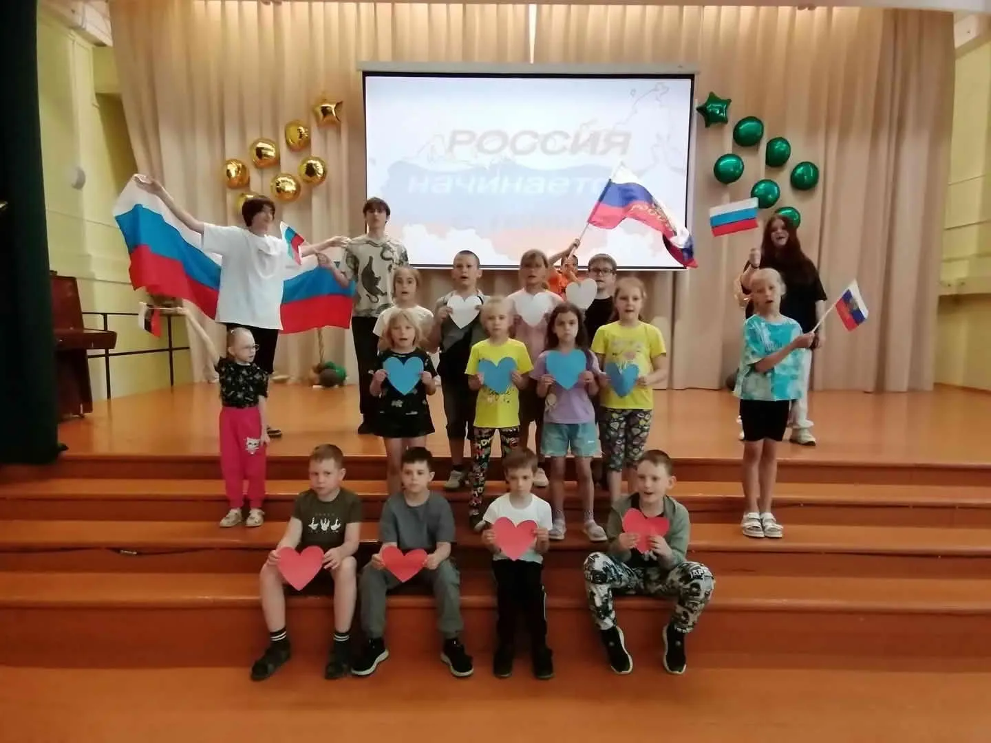 В лагере «Радуга» отметили День России!

Россия – Родина святая,
Люблю тебя я всей душой.
Россия – т
