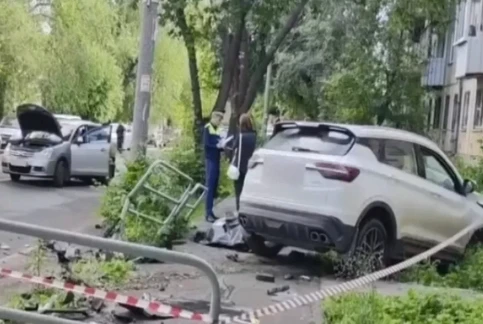 В Челябинске утром 15 июня на улице Вагнера 56-летний водитель автомобиля Belgee погиб, врезавшись в