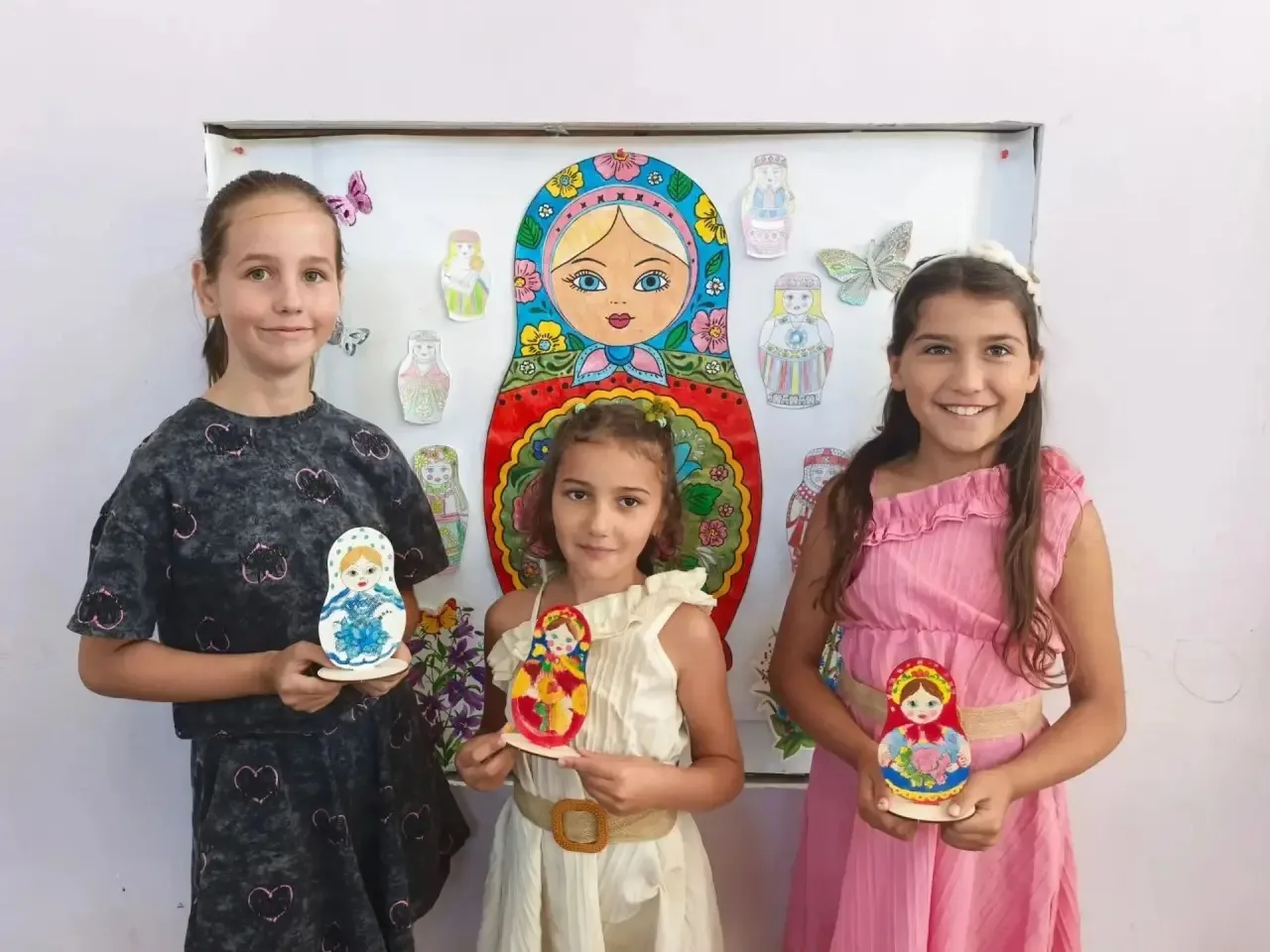 Деревянная игрушка Матрёшка, украшенная яркими узорами, — один из русских символов. Она...
