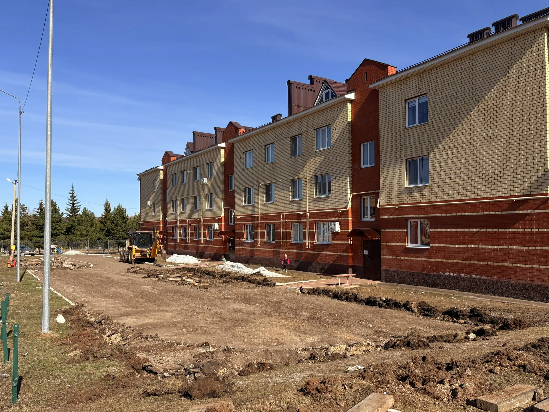 Работы по благоустройству дворов в Лаишево продолжаются 🏡🛠️  Стартовали работы на двух дворовых терр