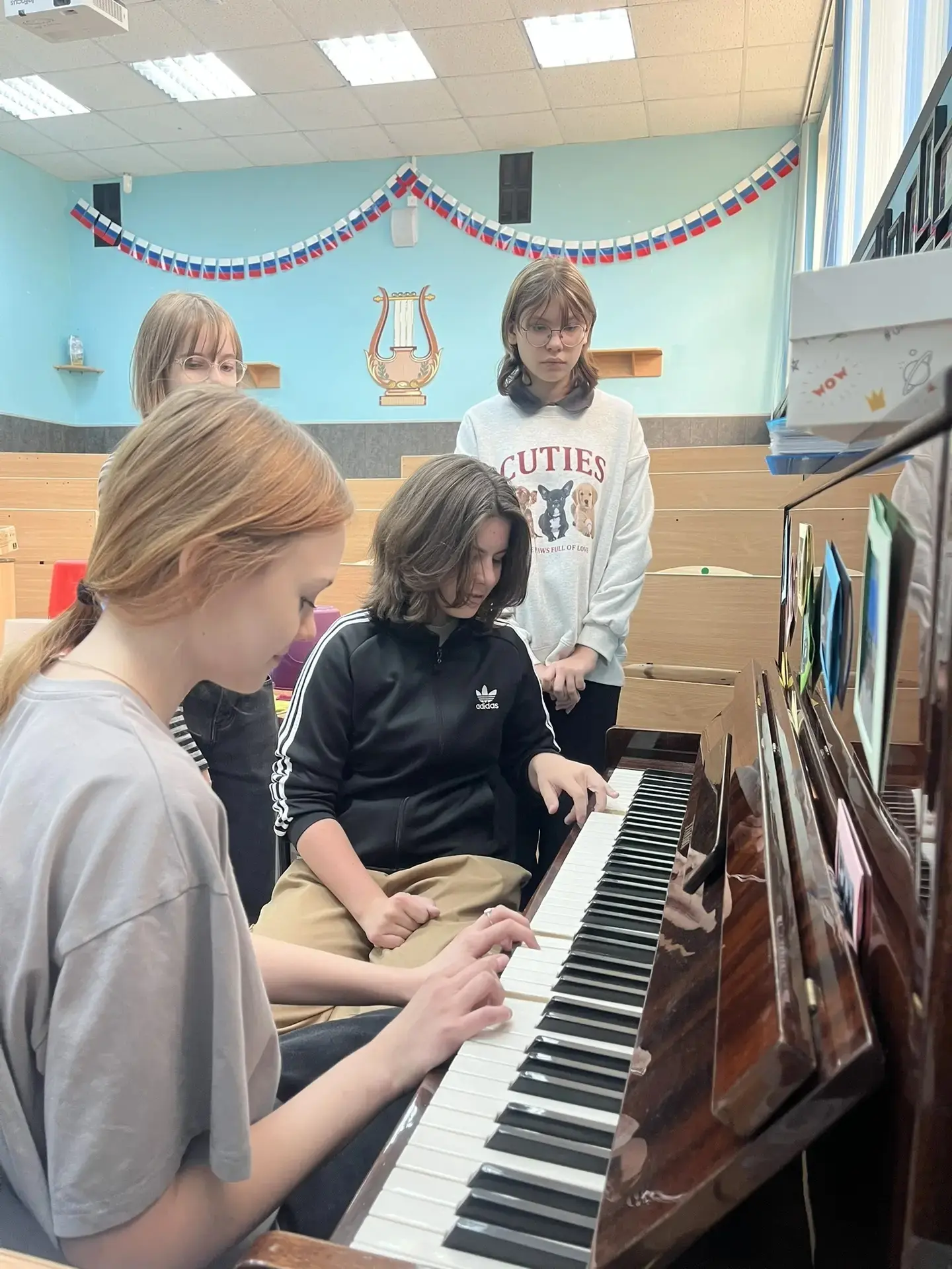 Поём с душой на «Умных каникулах»! 🎶

Думаете, музыка — это только ноты и гаммы? А вот и нет! На на
