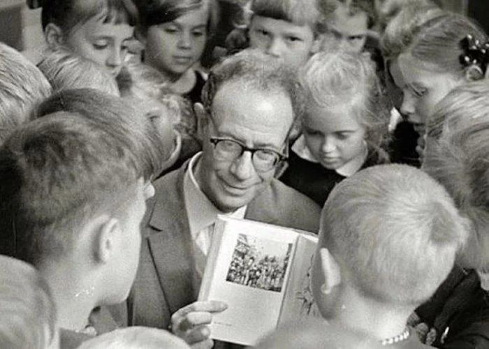 В Минпросвещения предложили установить День детской книги и отмечать его 26 марта. В эт...