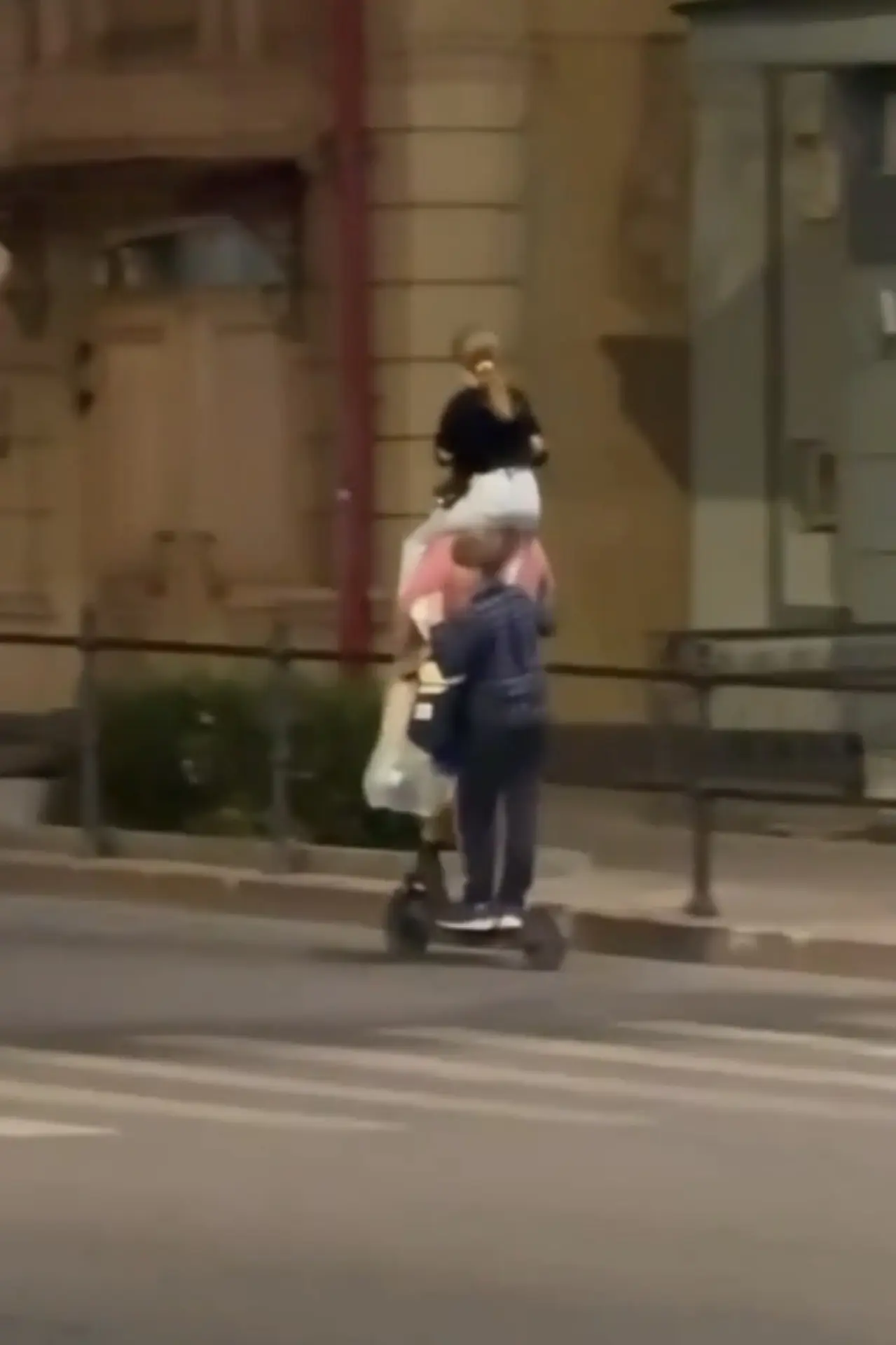 Финальный босс электросамокатчиков замечен в Москве - 3 в 1, получается.