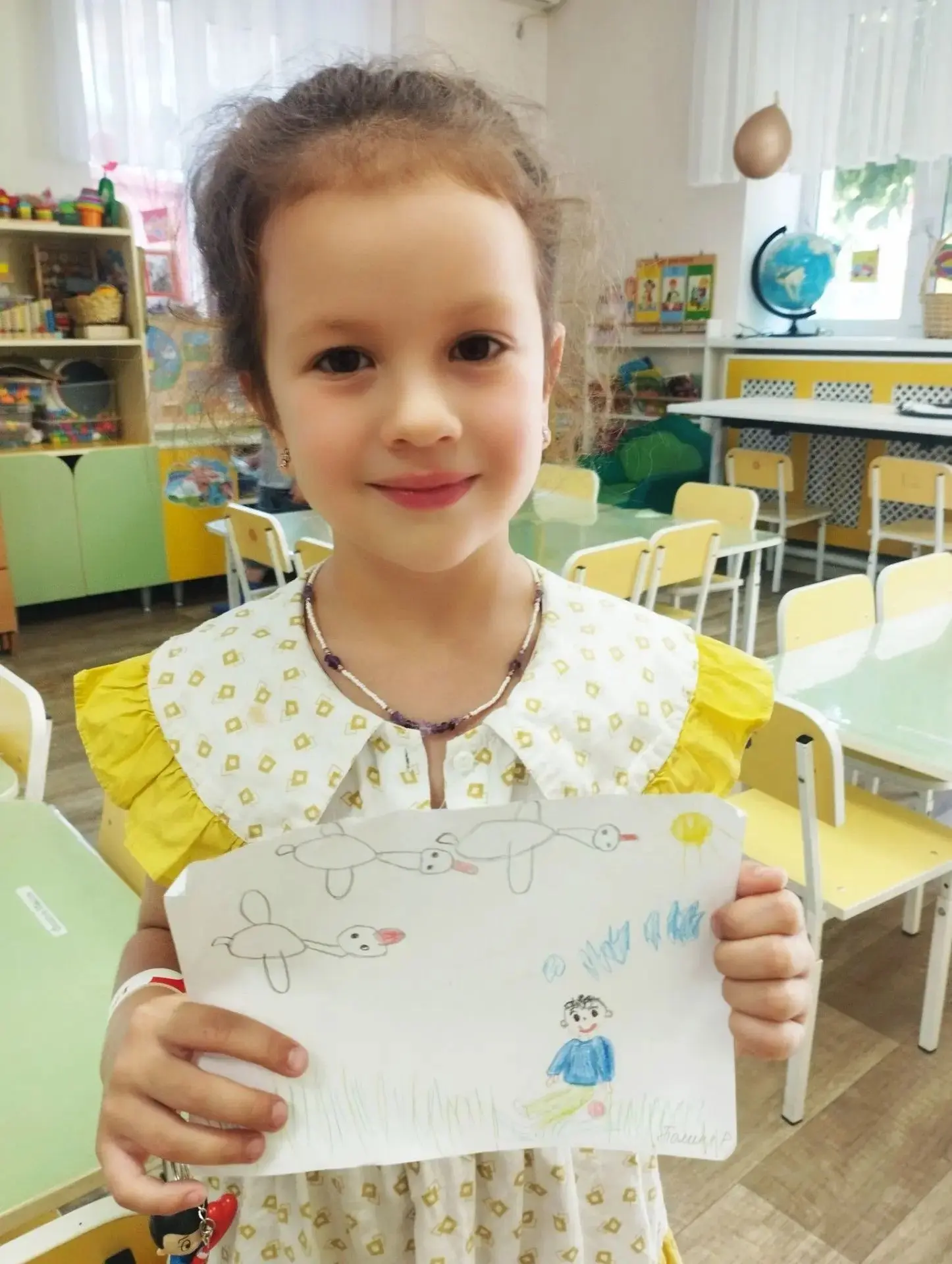 Сегодня в группе "Веселые нотки" воспитанники вспомнили русскую народную сказку "Гуси лебеди". 
 По 