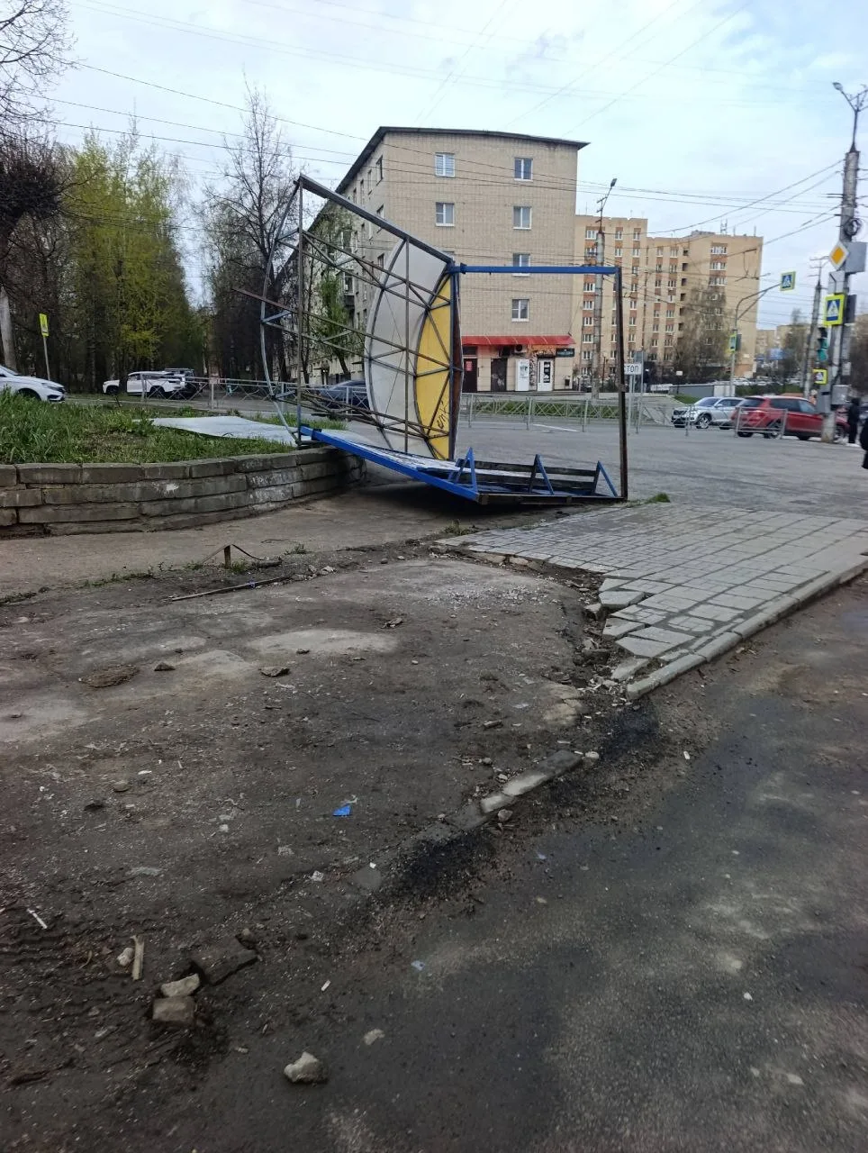 ⚡Ветер опрокинул остановочный павильон  Остановка на улице Румянцева не выдержала натиска порывов ве