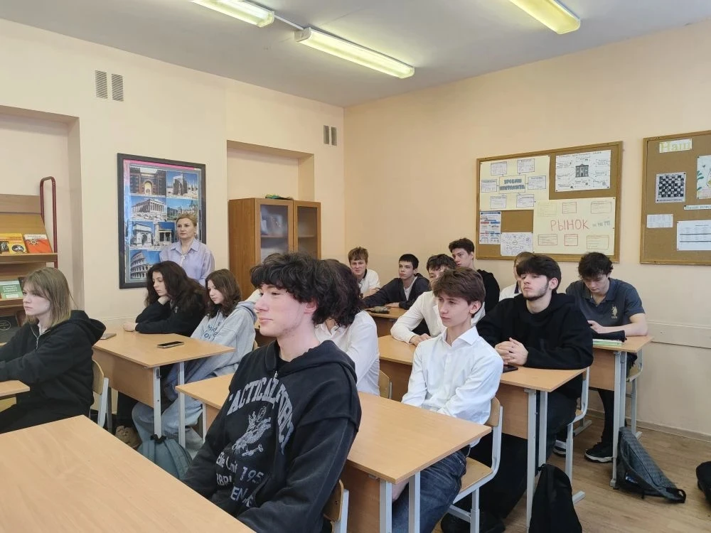 Один в поле не врач: как команда помогает спасать жизни  🩺 Сегодня в 10 «А» классе на занятии  говор