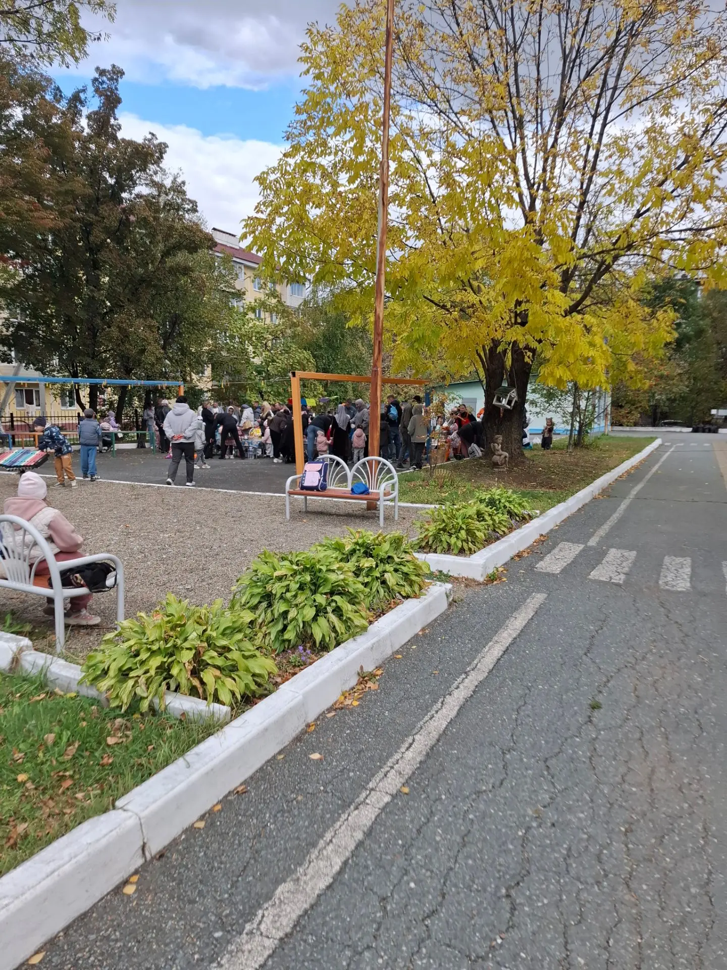 В саду сегодня весело, толпа народу. Иван и поторговать успел и вкусняшки приобрести.😁...
