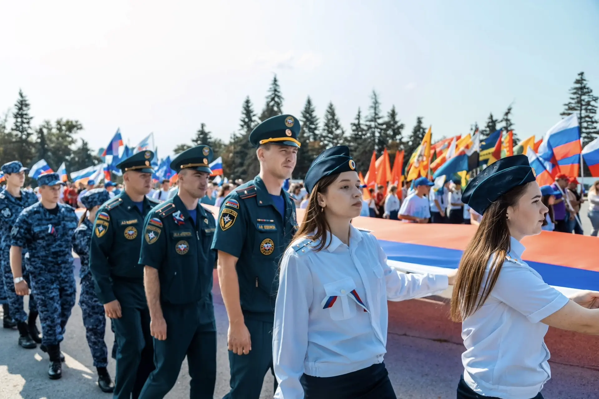 👮🏻 В честь Дня Государственного флага Российской Федерации судебные приставы УФССП Ро...