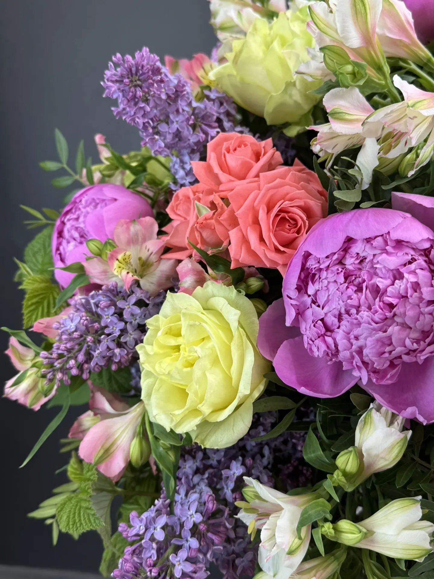 Корзина, в которой собраны самые красивые цветы сезона🌸