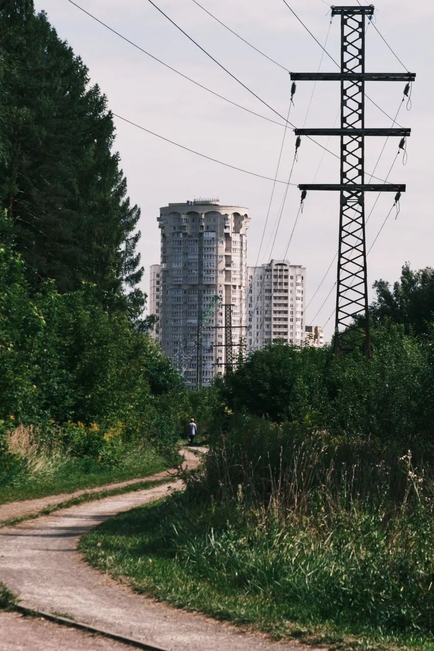 Нашли такие атмосферные фото окраин нашего района. Чувство завершающегося лета...