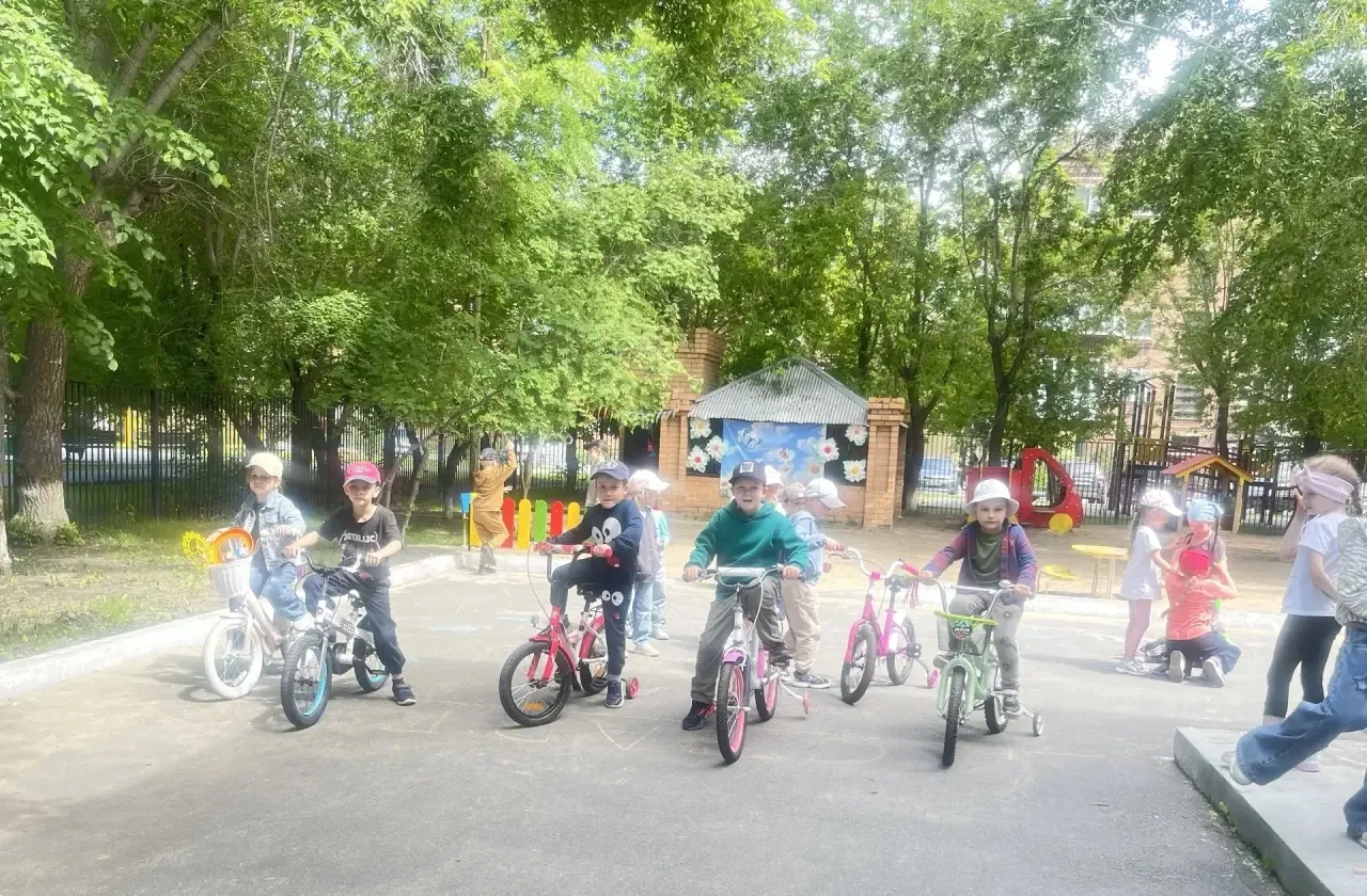 3 июня был учреждён праздник  день велосипеда.