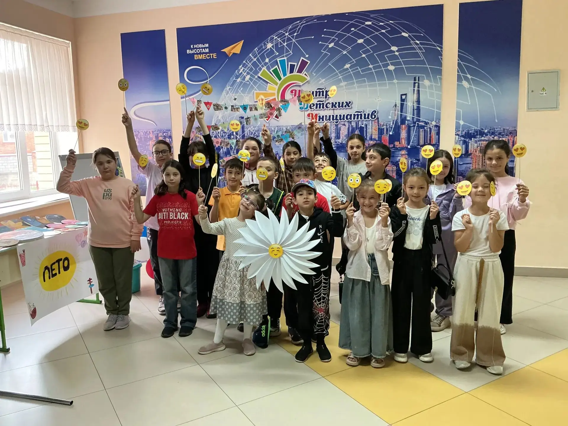 В прощание со сменой в летнем лагере дети вместе с вожатым и воспитателями создали в хо...