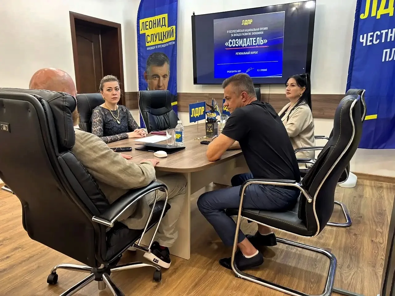 🔹В офисе Карачаево-Черкесского регионального отделения ЛДПР состоялась рабочая встреча с директором