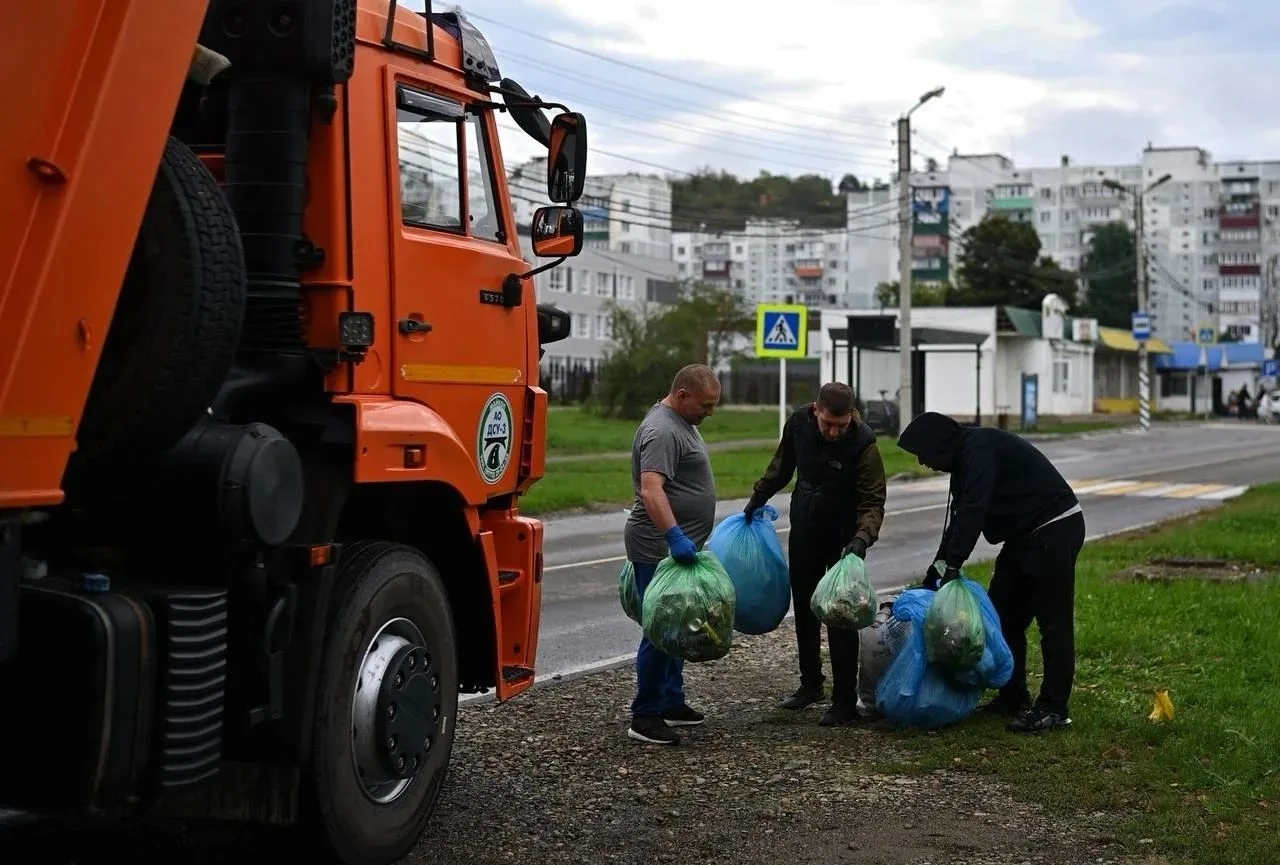 Жители Адыгеи привели в порядок общественные территории в рамках республиканского суббо...