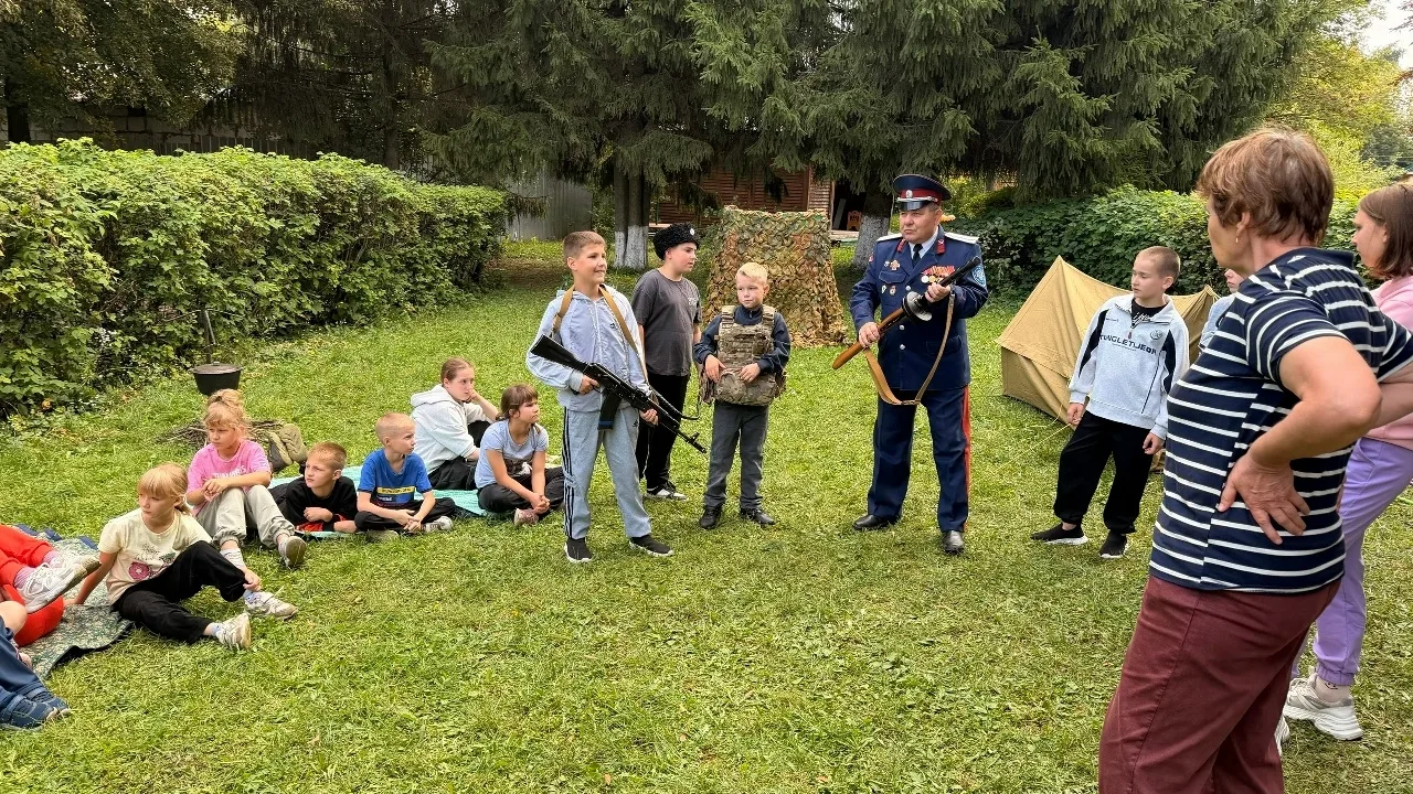 Мценских детей познакомили с бытом партизанского отряда