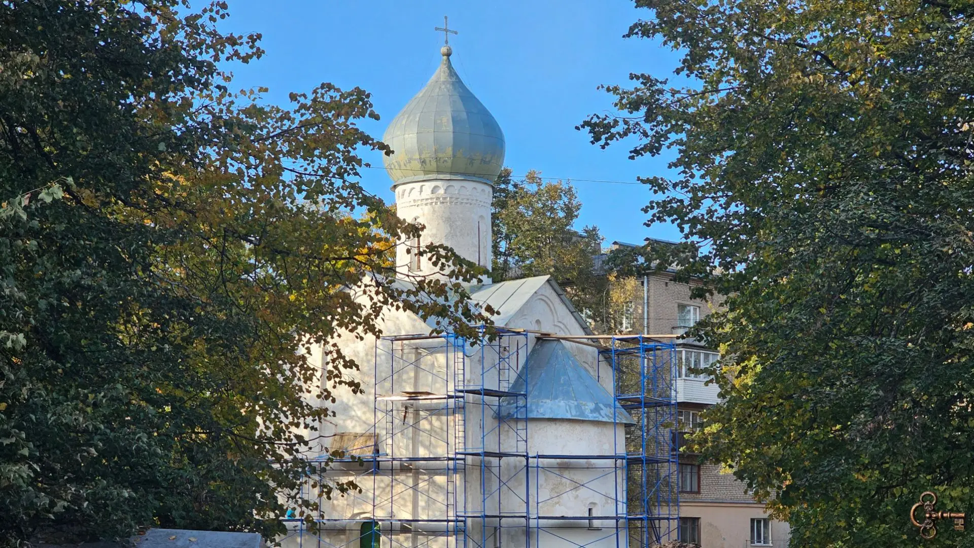 В сквере у церкви 12 апостолов продолжается благоустройство. Сейчас идёт прокладка доро...
