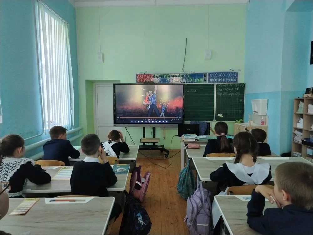 Ученики 4 класса школы в рамках программы «Орлята России» и трека «Орлёнок — Хранитель ...