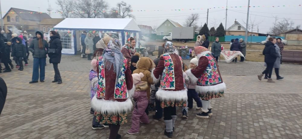 На центральной площади села Икряное прошло яркое и шумное празднование Масленицы.