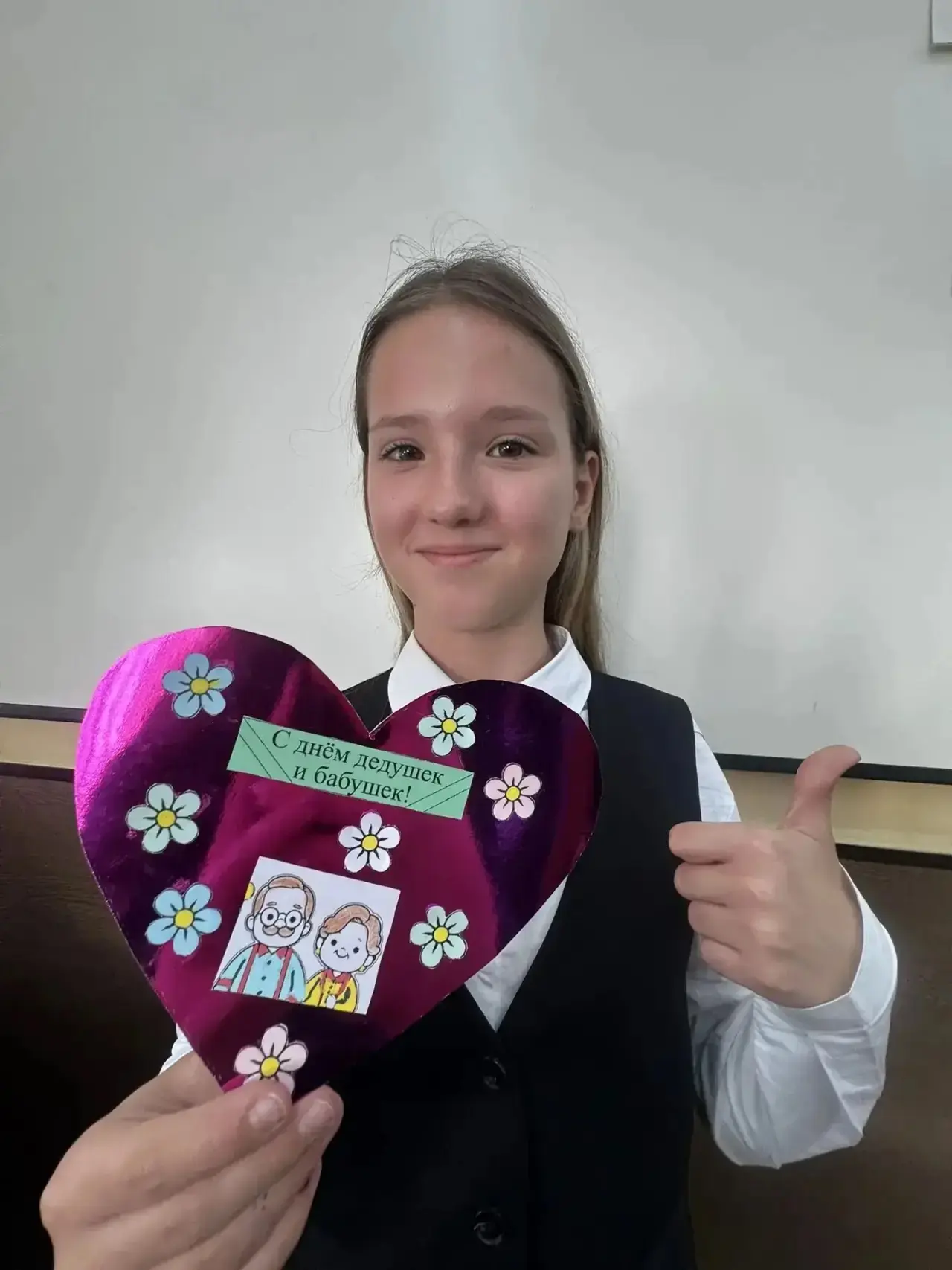🧡 Доброта в каждом листе: ученики Домодедовской СОШ №1 поздравили старшее поколение