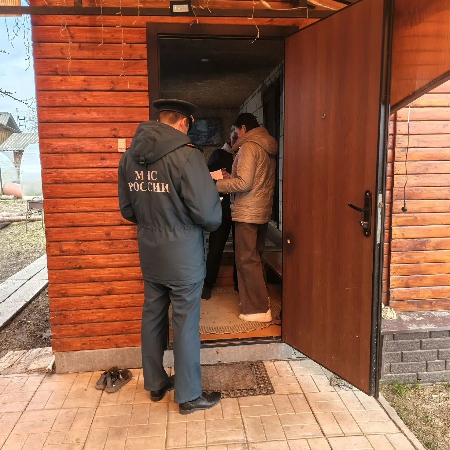 Специалисты Островского комплексного центра  социального обслуживания населения регуляр...