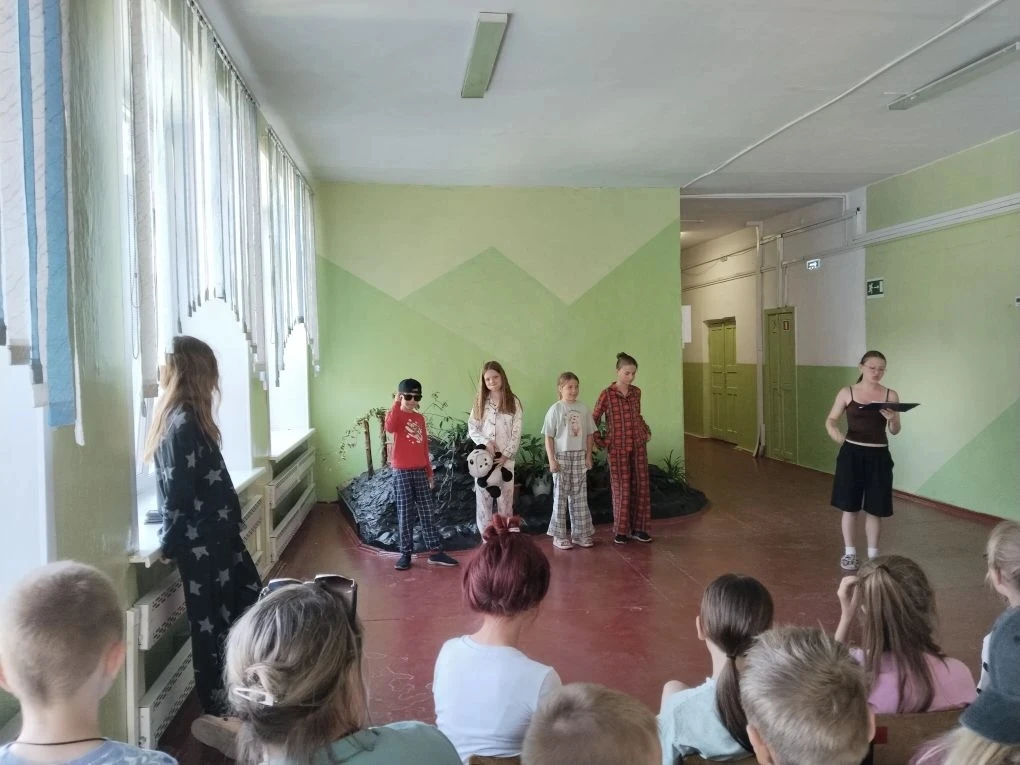 Утро началось бодро и энергично — с весёлой зарядки на свежем воздухе!Под зажигательную...