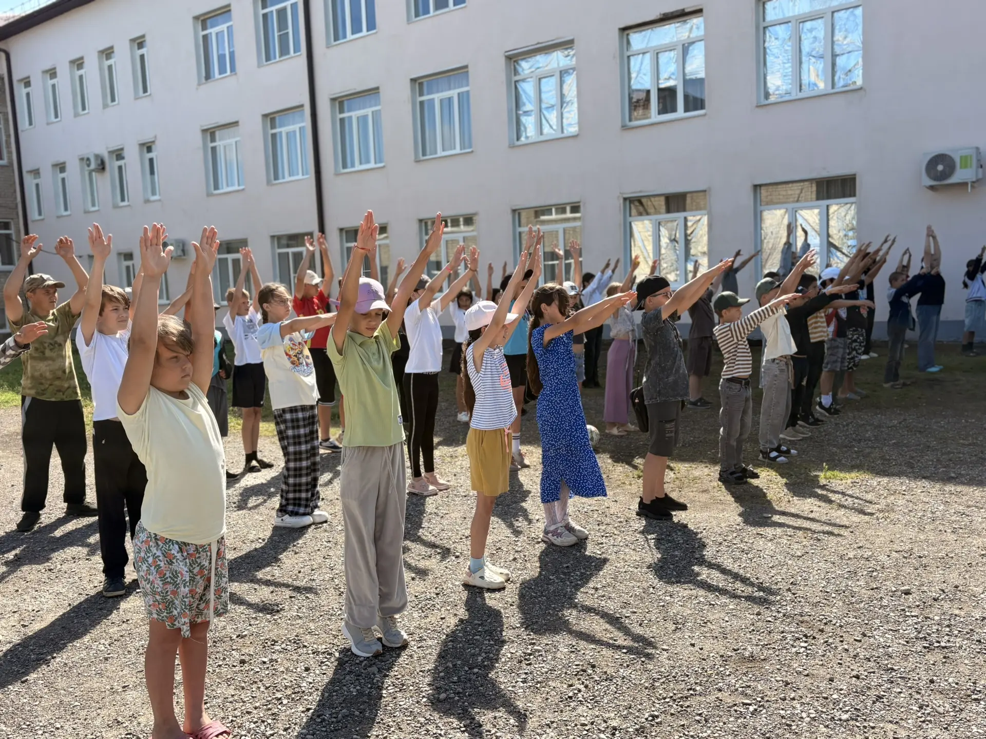 ☀️ Яркий и энергичный день 15 июня в пришкольном лагере «Светлячок» прошёл под девизом «Движение — э