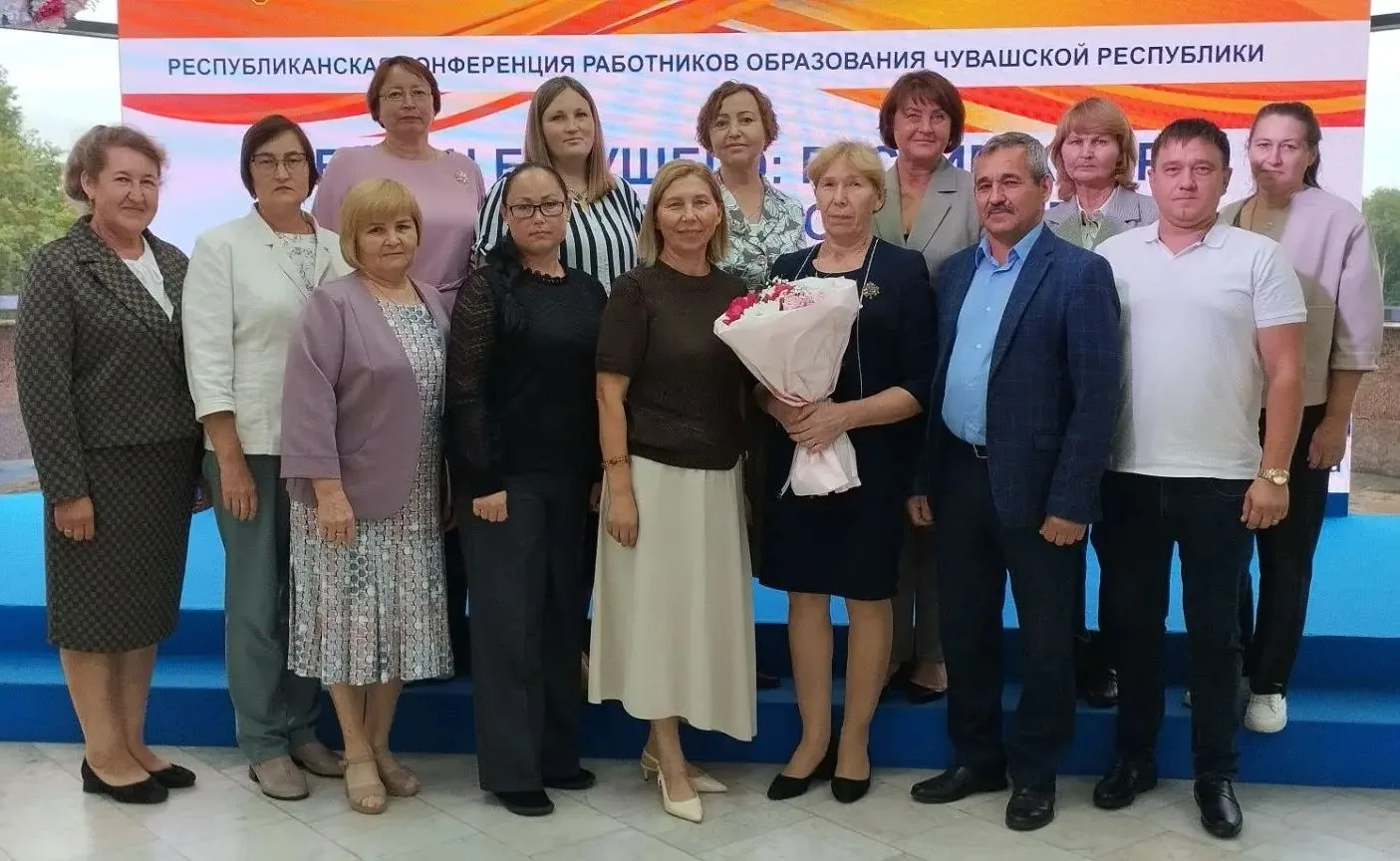 💐На республиканской августовской конференции чествовали педагогов, которые много лет т...