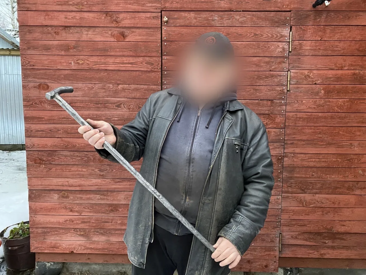 В Хабаровске сын жестоко избил металлической тростью беспомощную мать