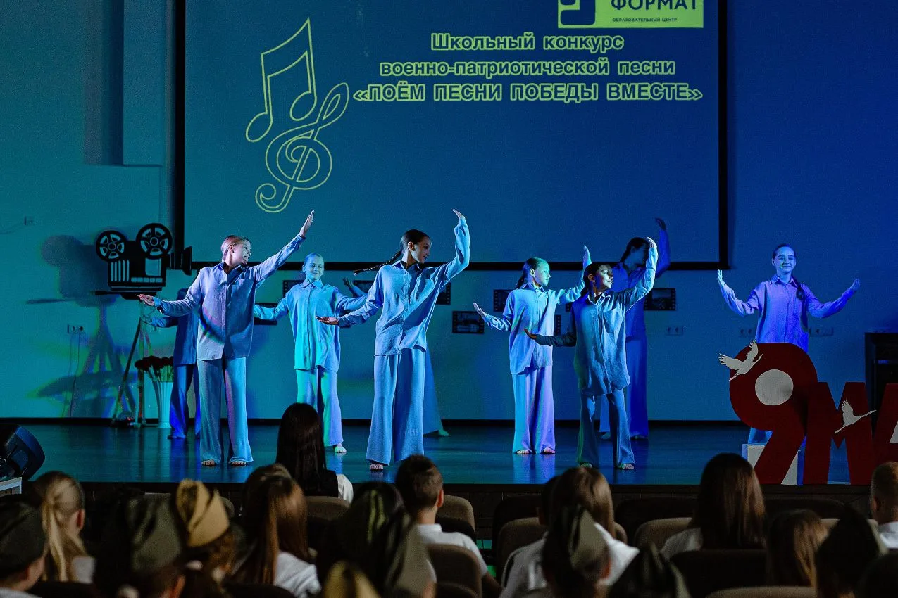 🎵 «Поем песни Победы Вместе!» — как это было! 🇷🇺  🌟 Особую атмосферу торжества и гордости за нашу шк