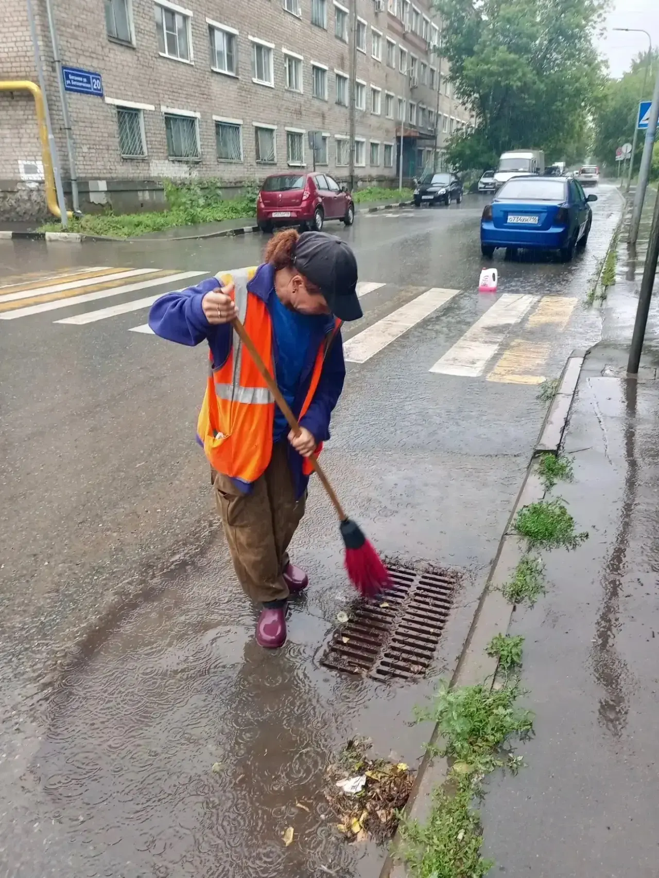 Вместе с сильными ливнями в Казань приходят и герои в оранжевых жилетах 🦺

Чаще всего подтопления в