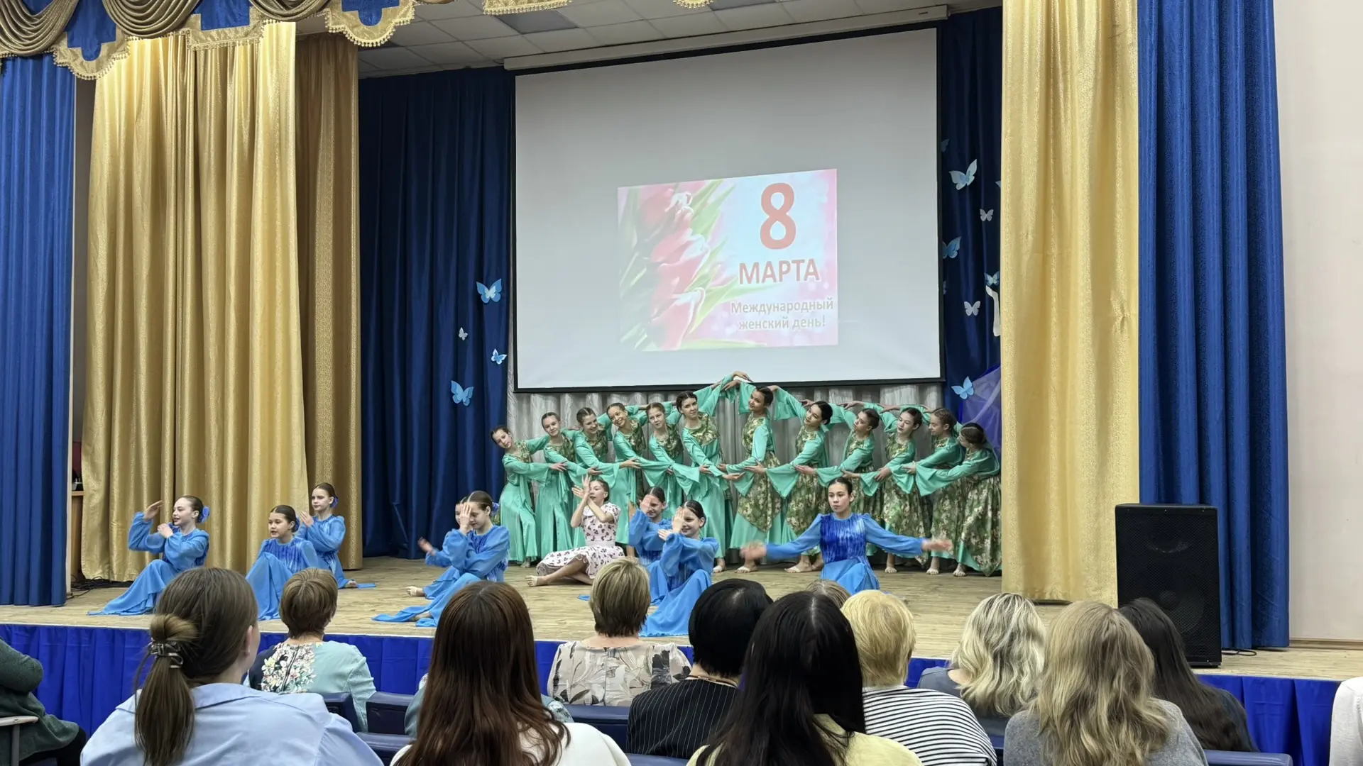 🌸 Как прошел предпраздничный день к 8 марта в нашей школе?  С самого утра активисты встречали учител