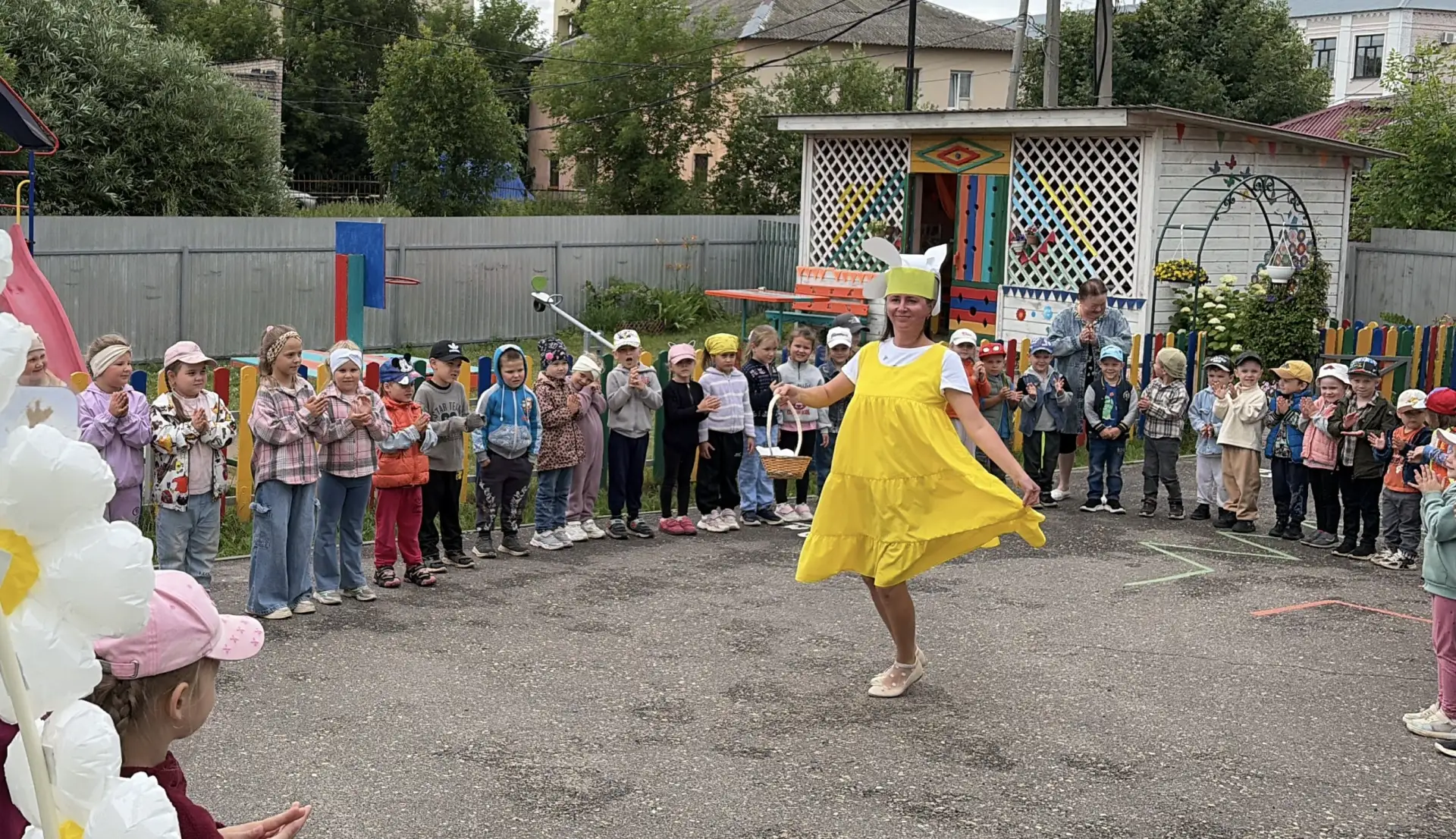 8 июля нашем детском саду состоялось теплое и душевное мероприятие «Ромашка — волшебный цветок». Пра