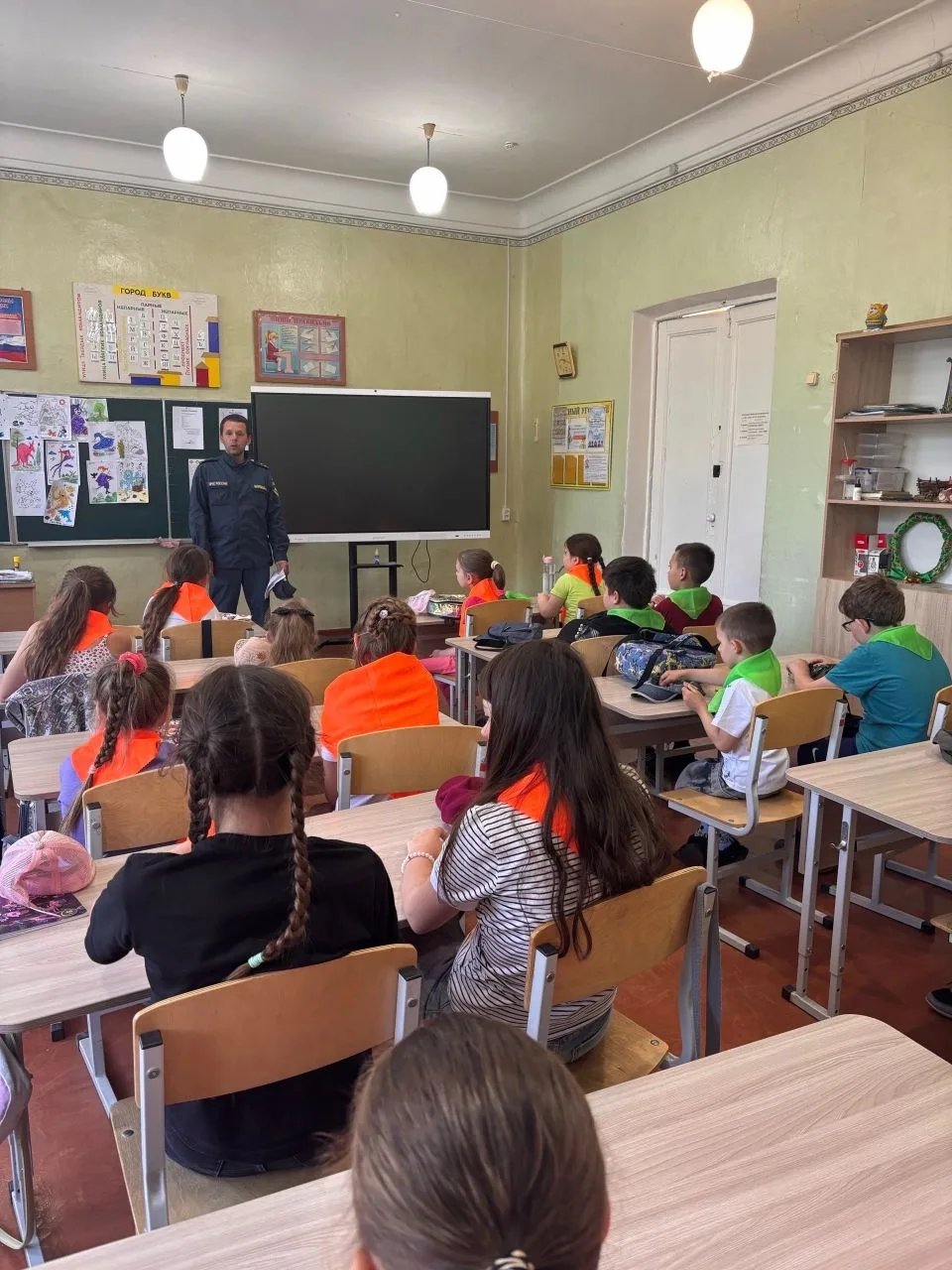🔥 У нас в гостях — настоящий спасатель! 🔥

Сегодня день в лагере стал ещё интереснее: к ребятам пр