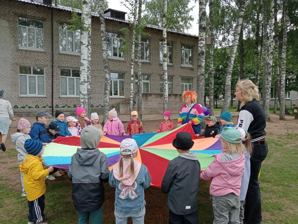 Весёлое развлечение ко Дню защиты детей для ребят старшей и средней групп