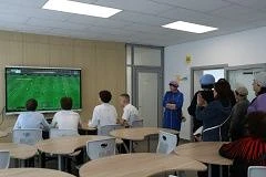 В рамках экскурсии «В гости к соседям» к нам в школу пришли уважаемые жительницы города. Для них реб