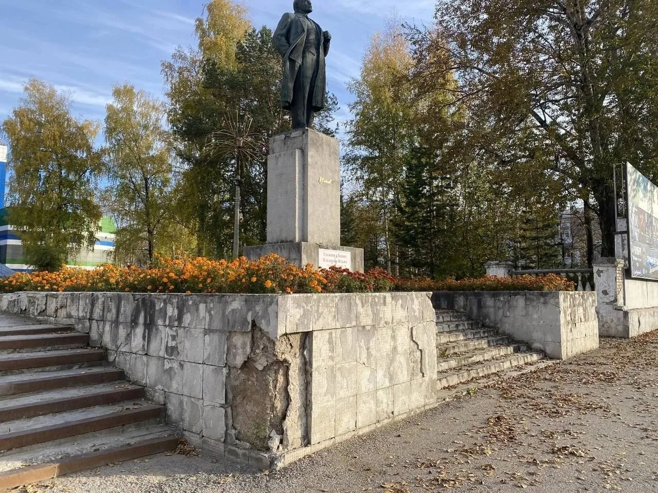 🏛️ Памятник Ленину в центре Березников ветшает