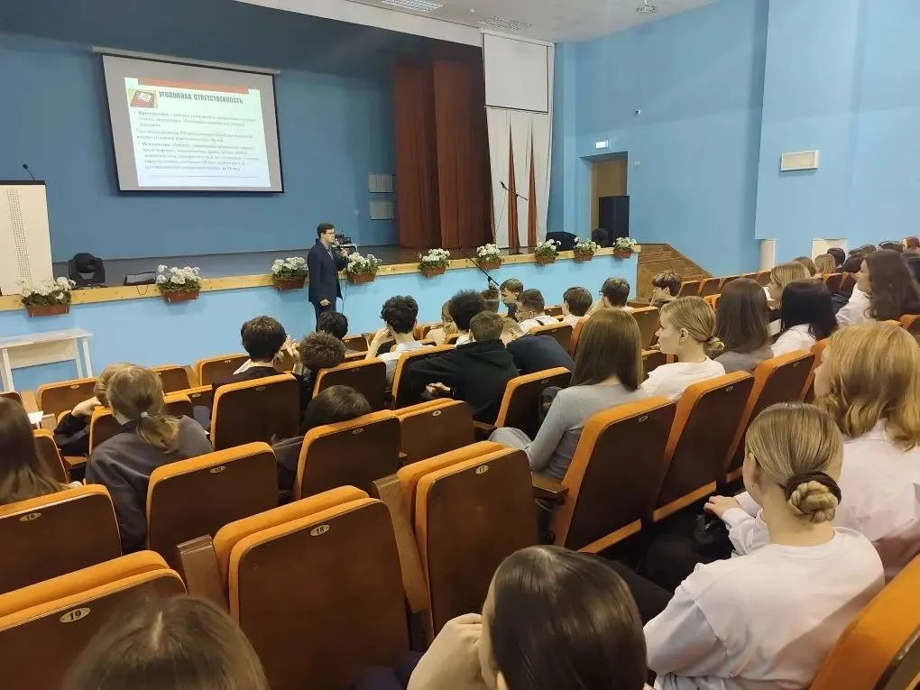 Правовой клуб для учащихся нашей школы  Сегодня для классов нашей школы провёл правовой клуб Денис Э