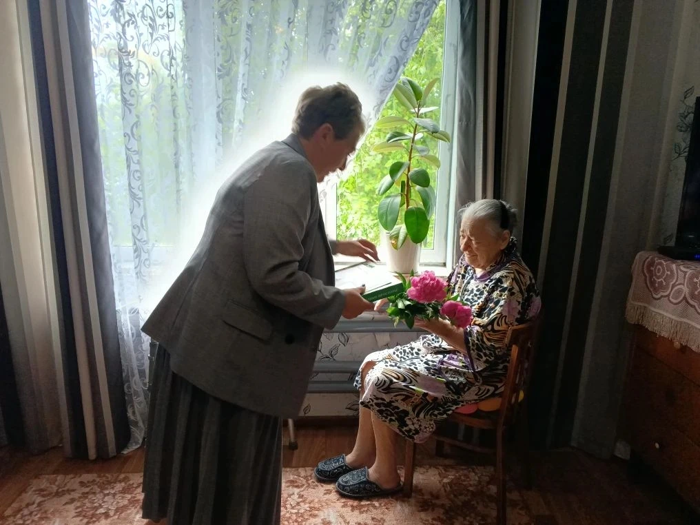 Поздравление на дому сельских долгожителей – добрая традиция Администрации поселения. П...