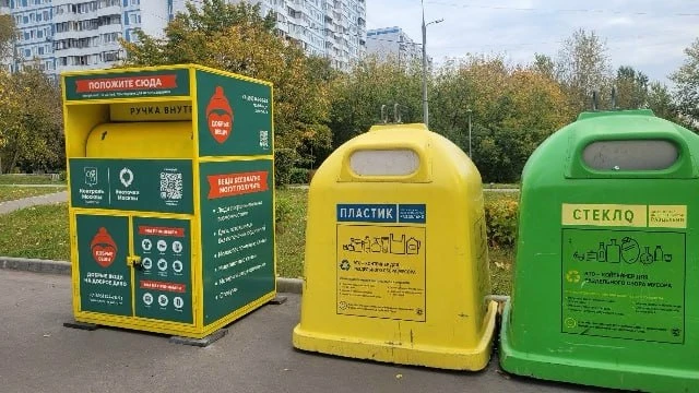 У сквера «Родная гавань» появился контейнер для сбора ненужной одежды и других вещей. Н...