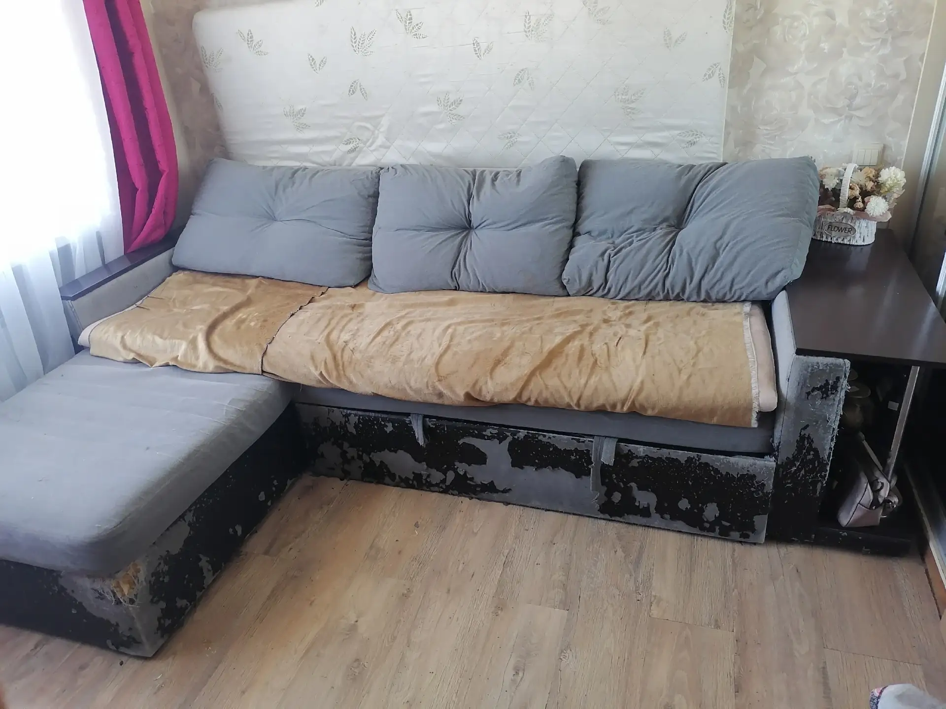 Отдам бесплатно диван, весь механизм рабочий,, все недостатки видны, можно перетянуть, ...