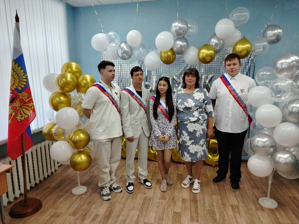 В Марковской школе у  девятиклассников прошёл последний звонок — праздник прощания со школой и начал