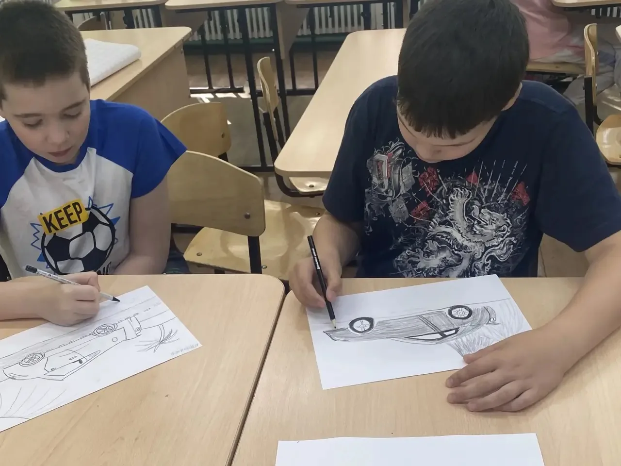 🎨 Творческий час в ДОЛ: машины, путешествия и яркие пейзажи! 🚗🌄

Сегодня у ребят прошёл увлекател