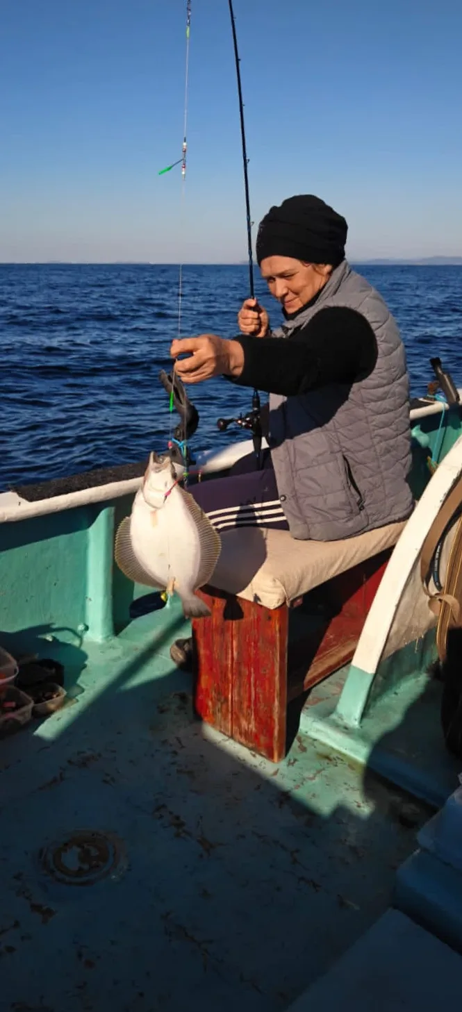 🐟 Нагуляв за лето жирок, камбала теперь размером с поднос - ловишь и не веришь глазам! 🤩
